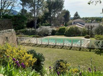 Location charmante villa avec piscine au pied du Luberon