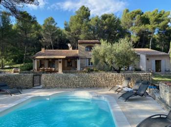 MAS  ROUSSILLON au calme , vue dégagée sur villages perchés