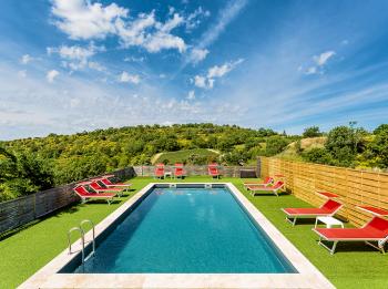 Location de vacances pour 4 personnes avec piscine chauffée et SPA à Reillanne