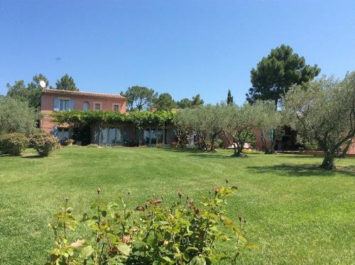 Villa, classée **** , avec piscine proche de Roussillon