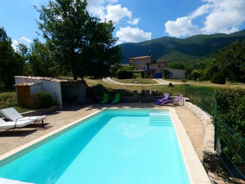 Gîte de charme avec piscine au pied du Luberon